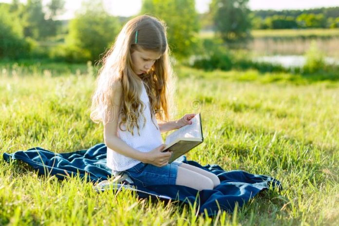 портрет-девушки-лет-на-зеленом-луге-ребенок-читает-книгу-ландшафты-118252078